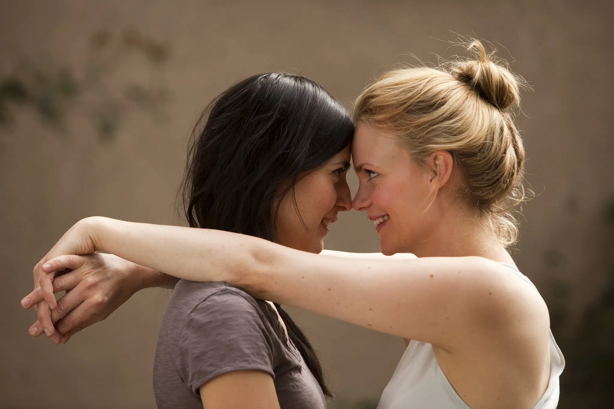 스웨덴 영화 Kyss Mig 리뷰: 안전한 거짓말을 깨고 진실한 자아를 찾아 떠난 정체성 탐구 드라마