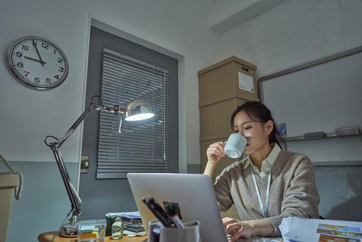 늦은 밤 혼자 남아 고민하는 직장인의 모습