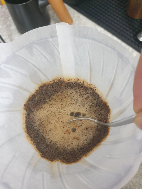 푸어한 드리퍼에 숟가락으로 교반 중인 모습