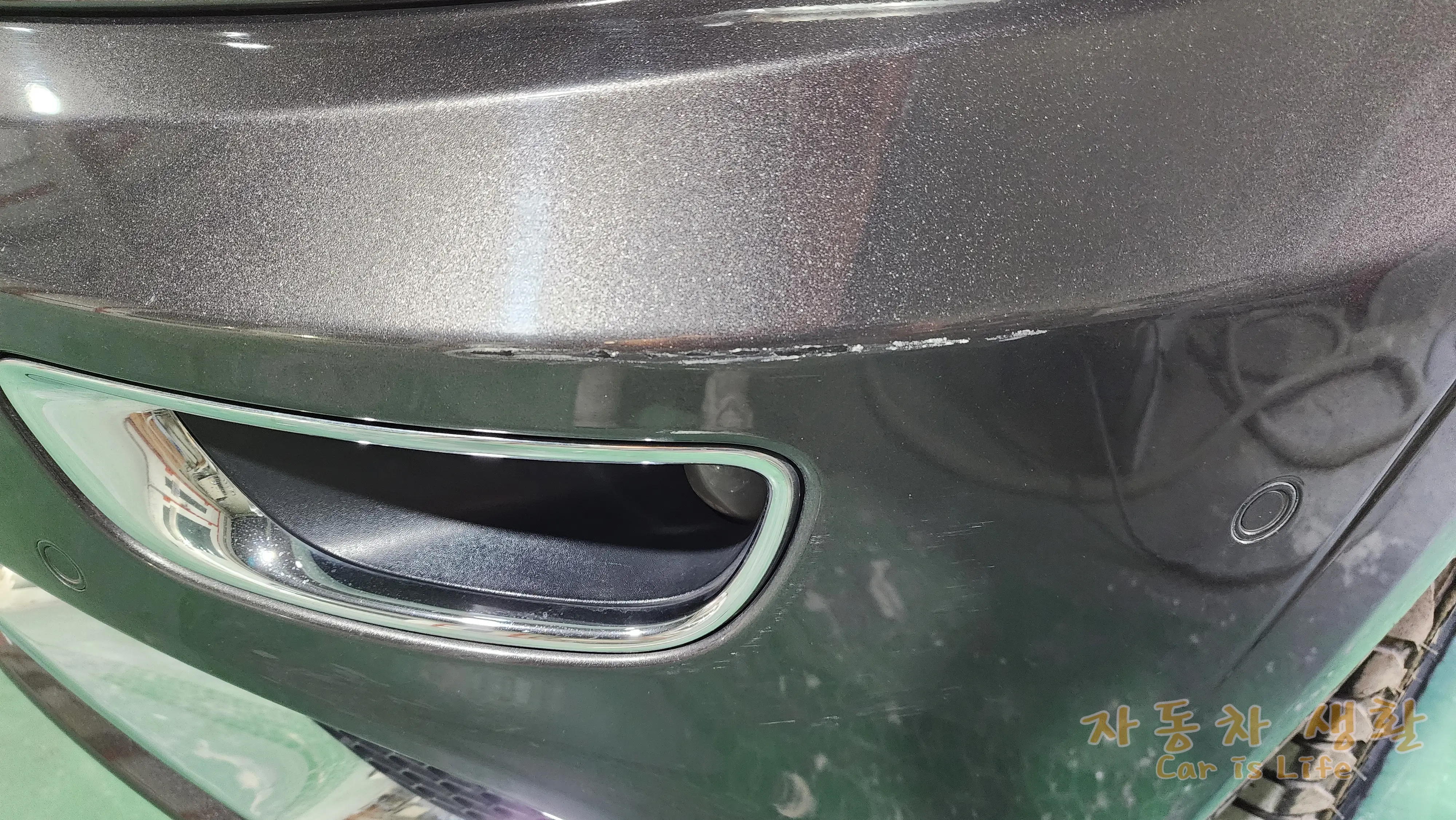 운전석 앞 범퍼 사고부위 수입차 범퍼 부분도색으로 복원