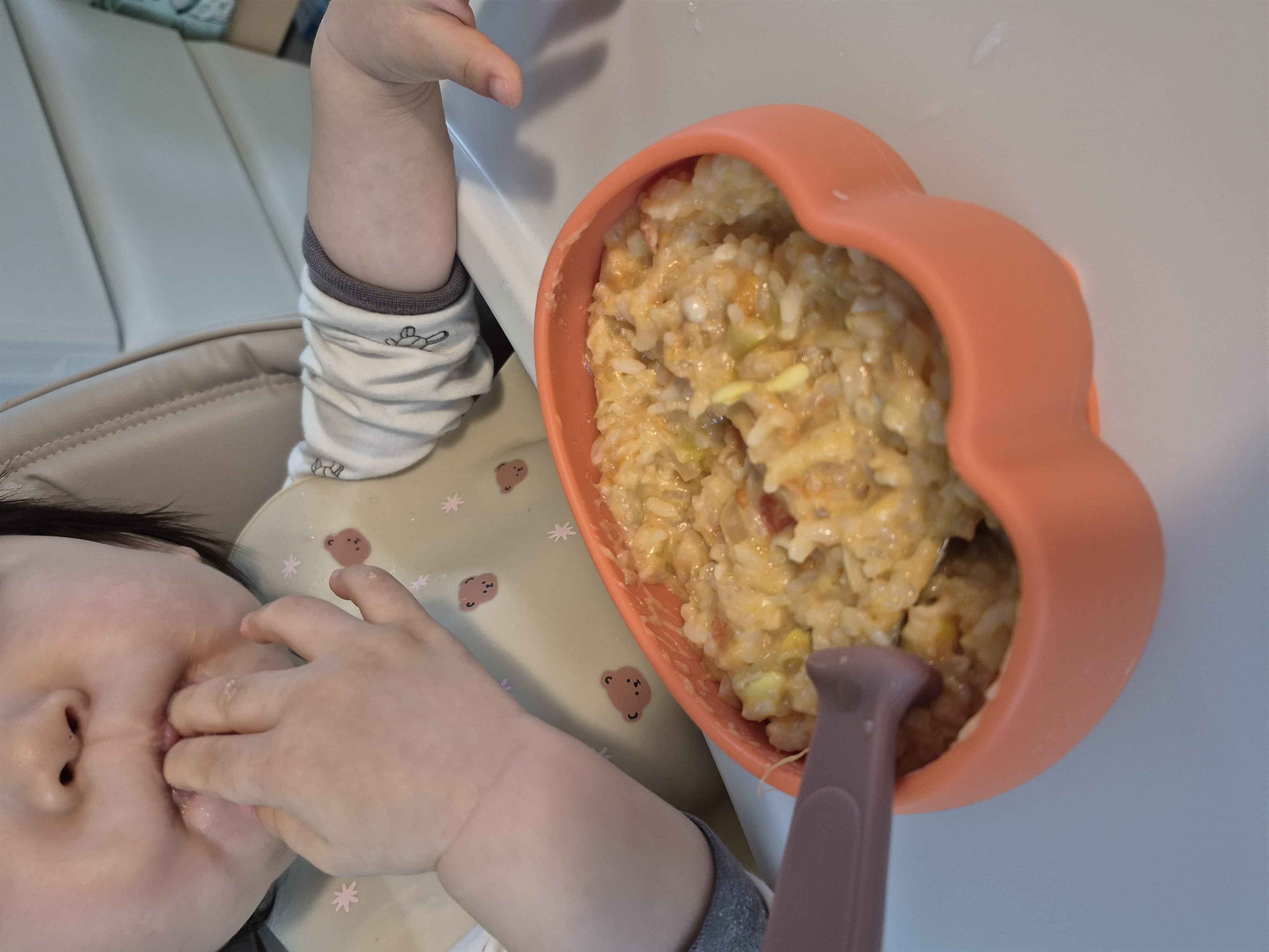 한그릇 음식 먹는 사진