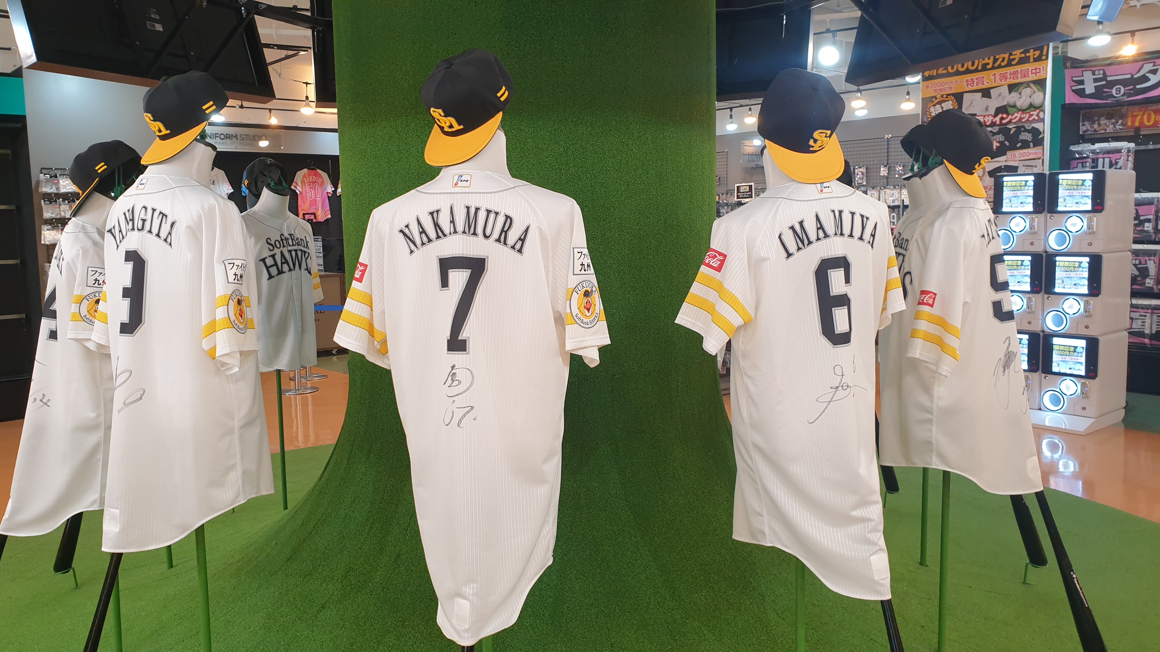 호크스 스토어 내부 기념품샵 유니폼 이미지