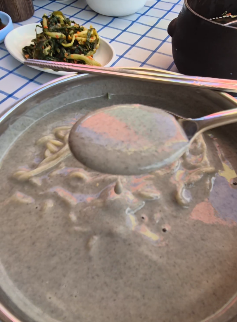 숟가락으로 떠본 걸쭉한 면천 콩국수 콩물