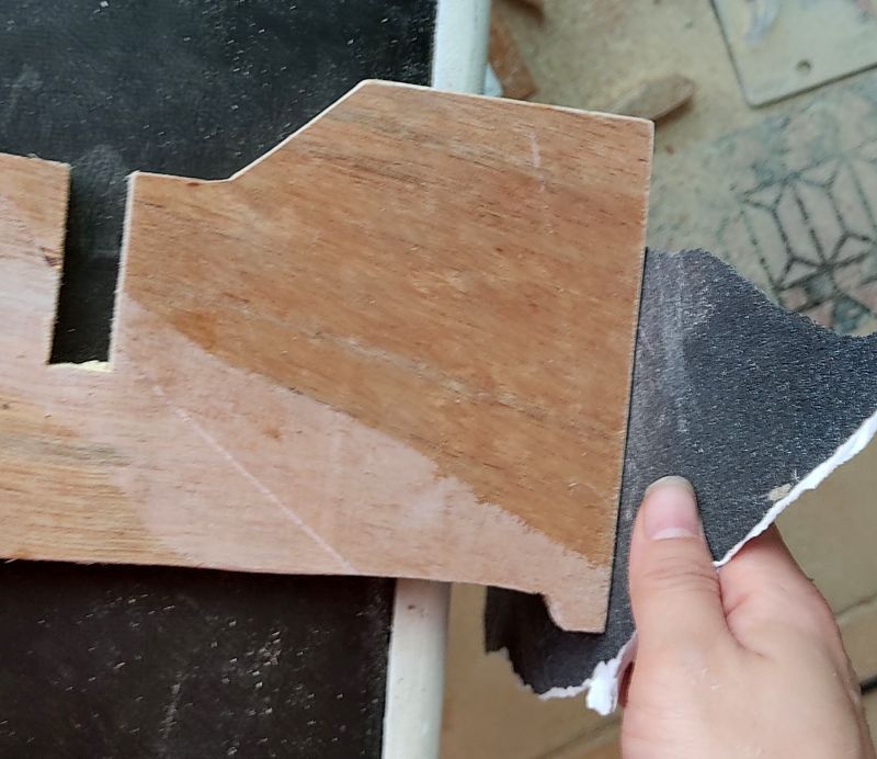 직소기로자른 면을 사포로 곱게 갈아주는사진