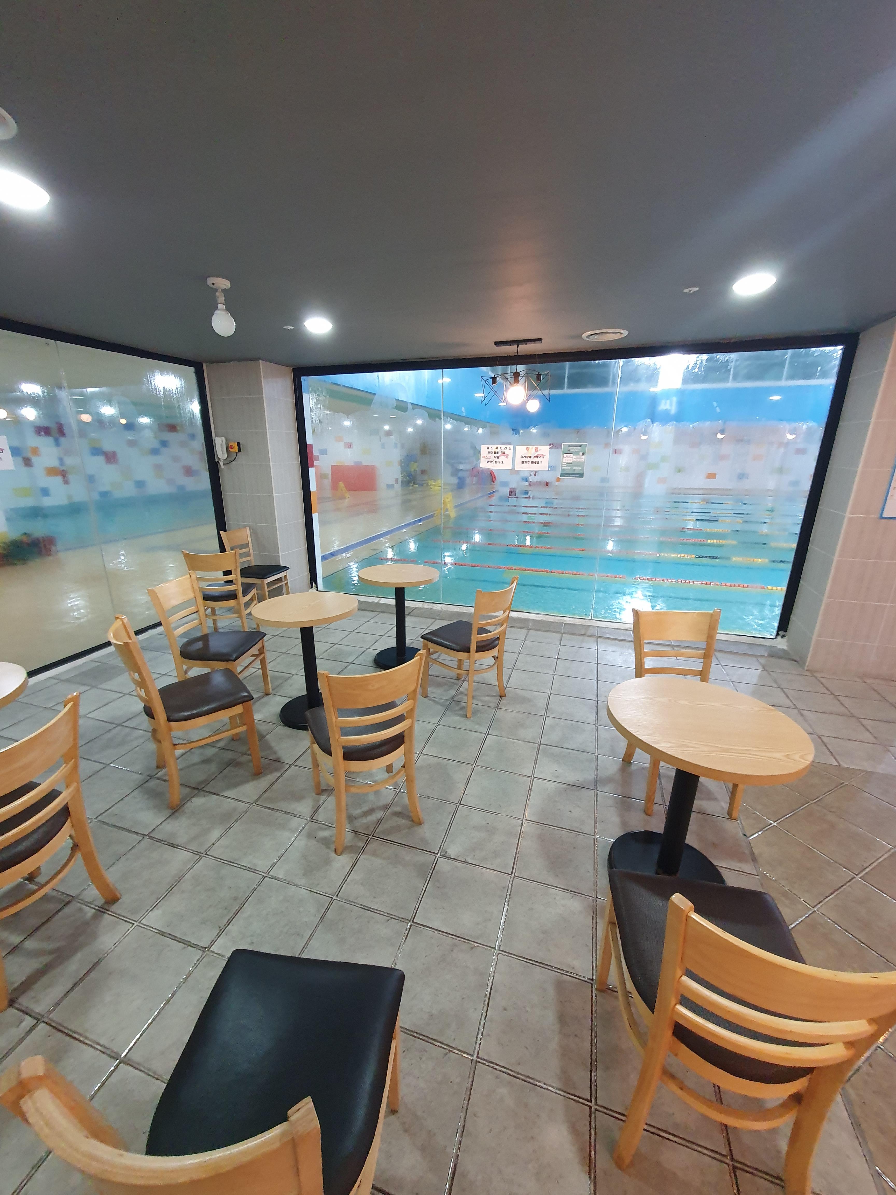 지하2층 수영 강습장면을 볼수 있게한 장소