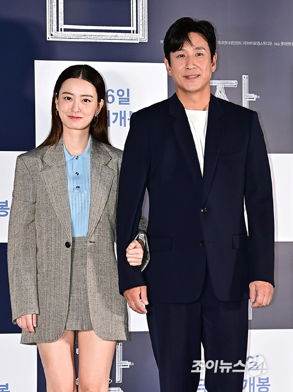 배우 정유미&#44; 이선균이 18일 오후 서울 광진구 롯데시네마 건대입구에서 열린 영화 &#39;잠&#39; 언론시사회에서 포토타임을 갖고 있다. [사진=곽영래 기자]