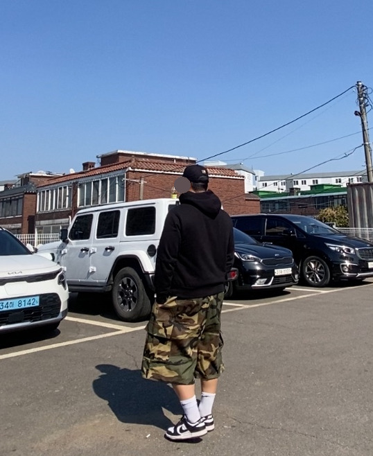 데일리룩('26. 3. 28.)엠엘비 뉴에라 Q핏언스트럭쳐 볼캡, 무신사스탠다드 보아 후드티, 카고브로스 카모플라쥬 카모 벌룬 버뮤다팬츠, 나이키 양말삭스, 나이키 덩크로우 범고래