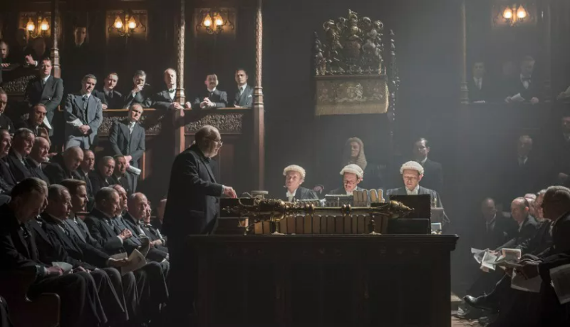 의회에 서서 연설하는 윈스턴 처칠과 그를 바라보는 의원들