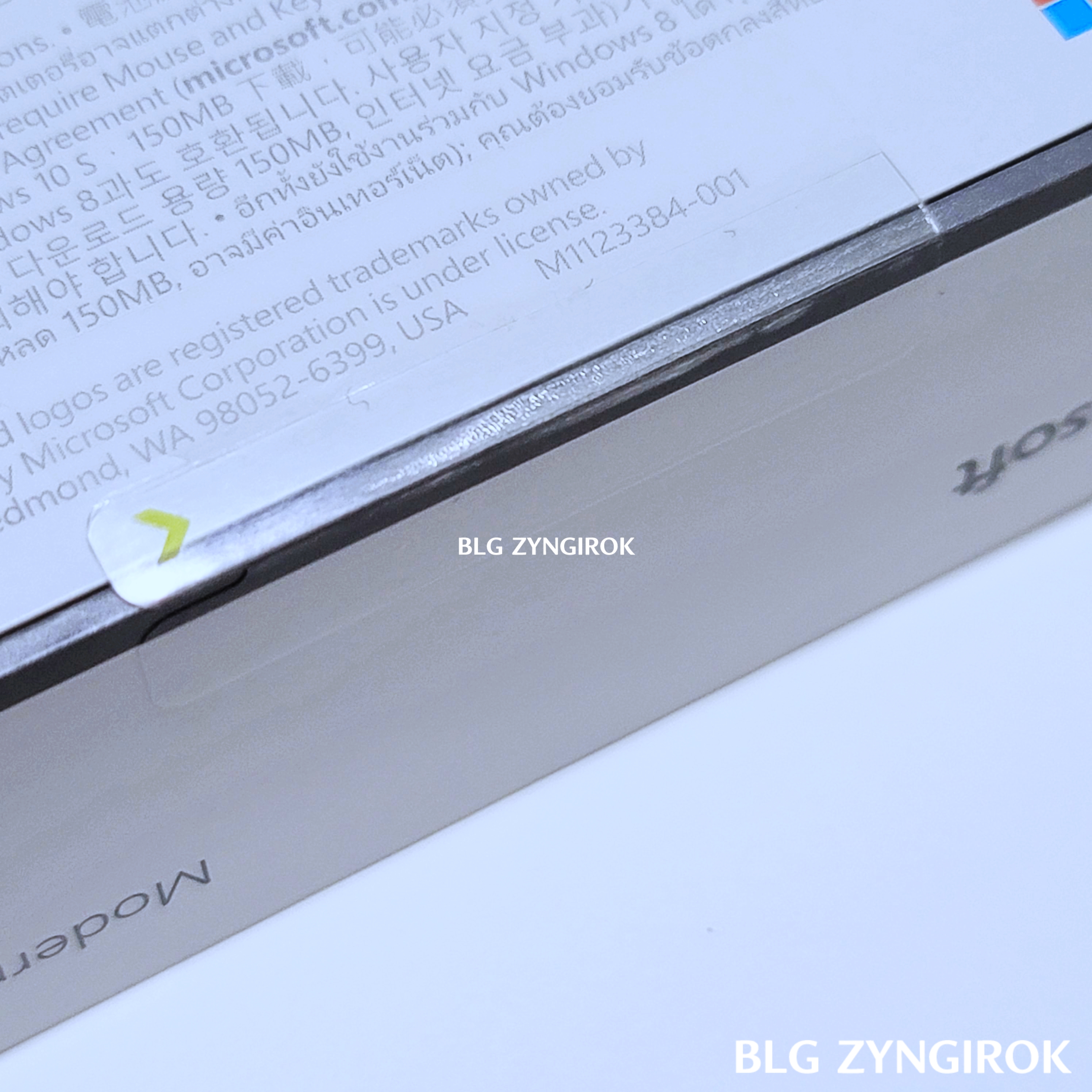 마이크로소프트 모던 디자인 마우스 하단 씰 모습이다.