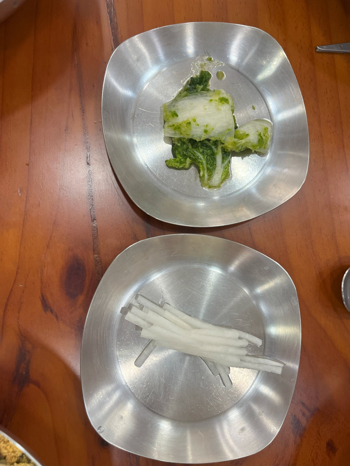 밑반찬으로 나온 백김치와 무