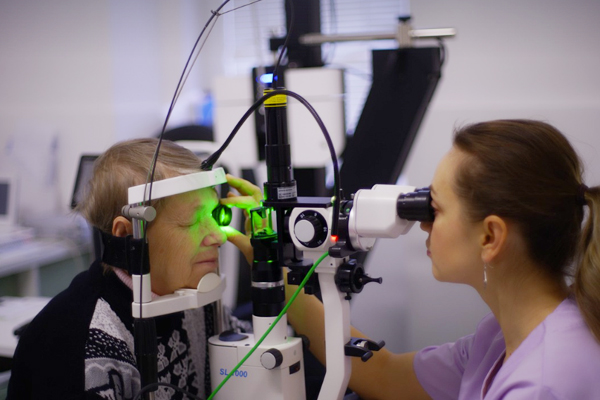 노안과 비슷한 백내장 초기 증상과 구별법과 예방