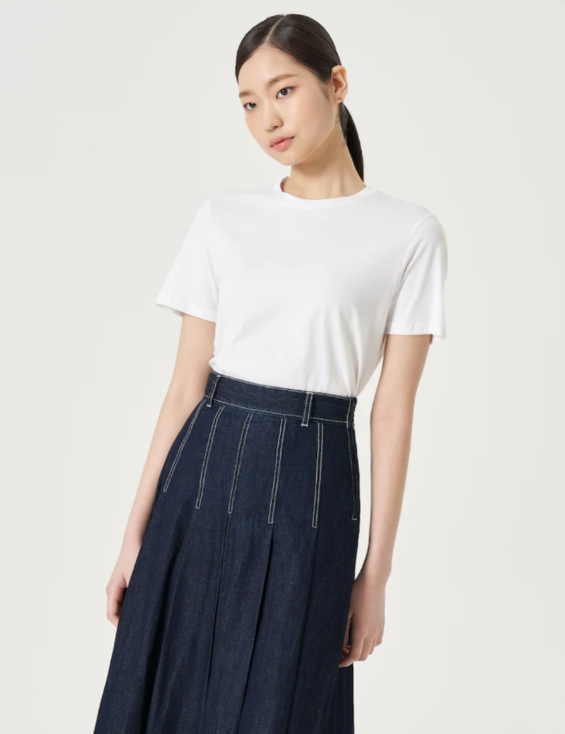 에잇 세컨즈 흰 티셔츠 입고있는 모델