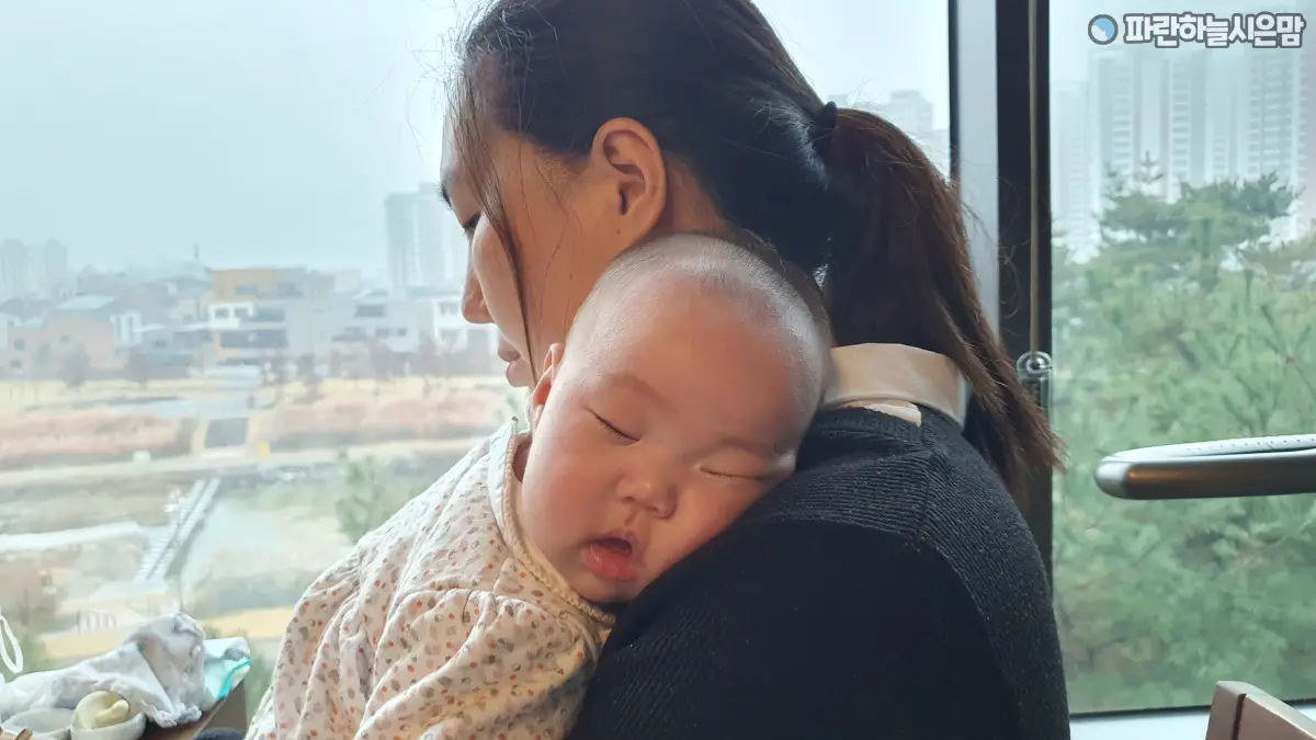 아이를 안고 있는 우울한 내 모습