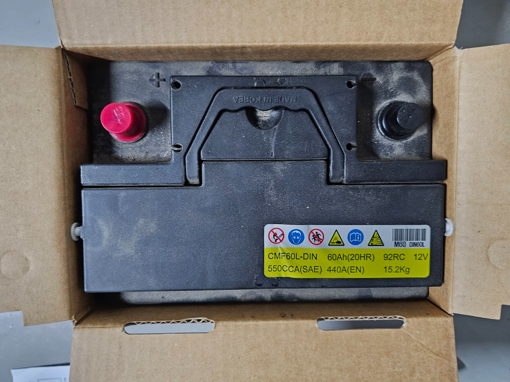 폐 배터리를 새 배터리 상자에 넣음