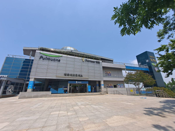 휴게소 건물 전경