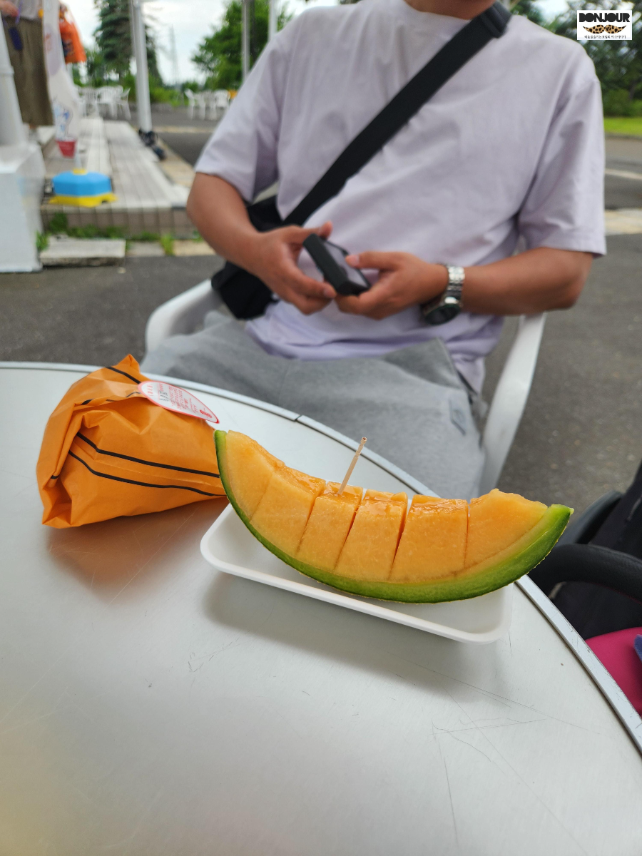 슈크림빵과 유바리멜론 비에이 휴게소 구매 후 테이블위의 모습