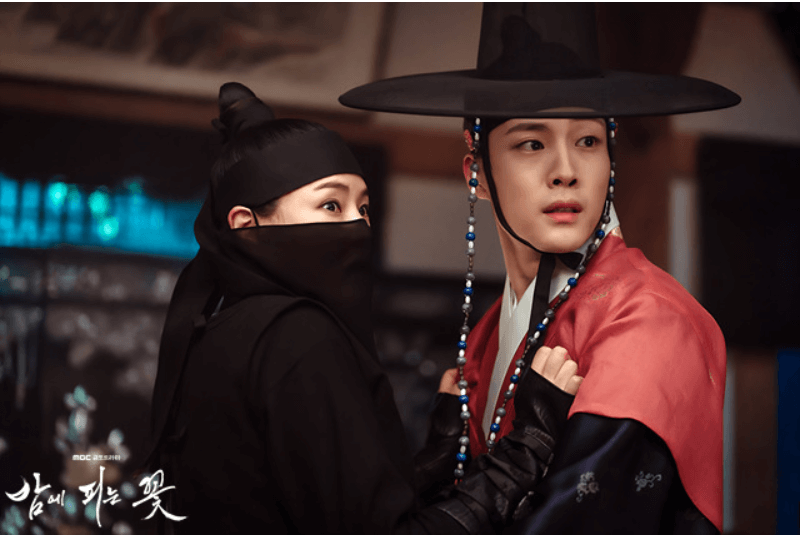 밤에 피는 꽃 복면 여화와 수호