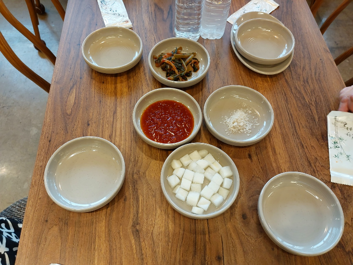 테이블에 차려진 기본찬