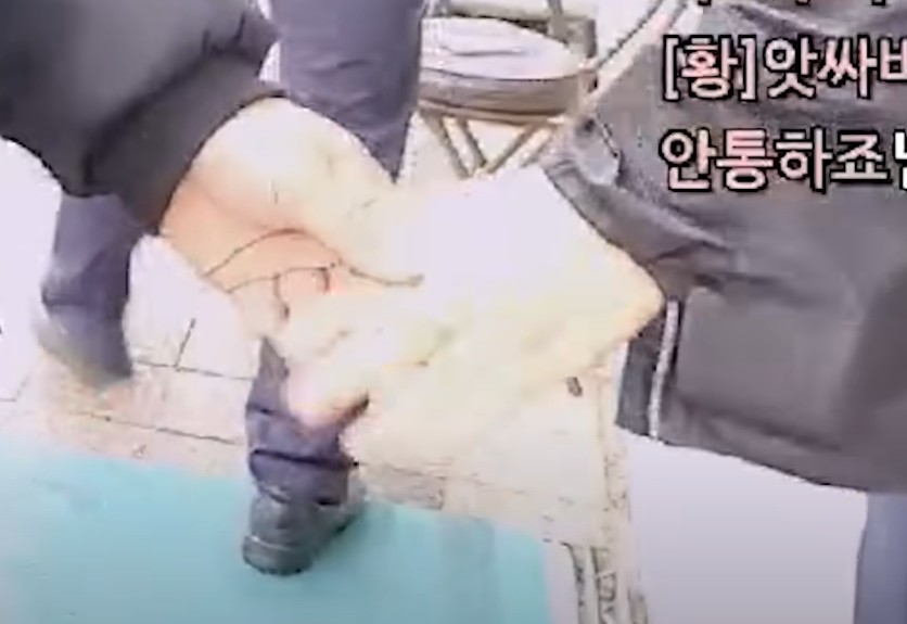 그러나 경찰관이 떠난 후&amp;#44; 업주의 태도가 다시 변하였습니다. 황대리씨가 