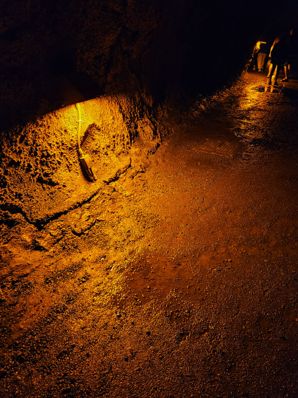 서스톤 용암 동굴 인공불빛