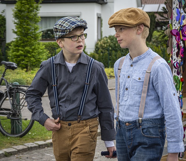 오버롤 청바지를 입은 소년들