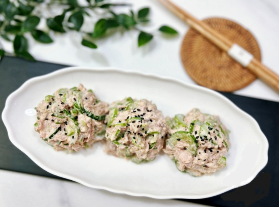 참치캔에서 꺼낸 참치와 오이, 양파, 마요네즈를 넣고 버무려서 만든 참치소스를 타원형의 유리 접시 위에 3덩어리를 놓아두고 젓가락을 위에 두고 찍은 사진