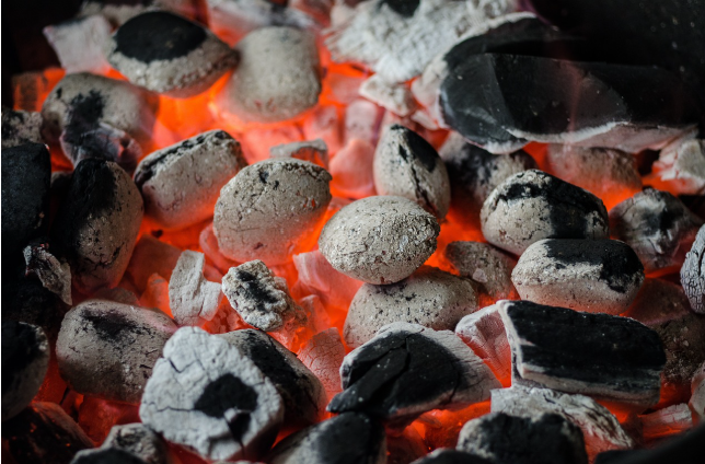 타고 있는 석탄과 브리켓, 화석연료 상징