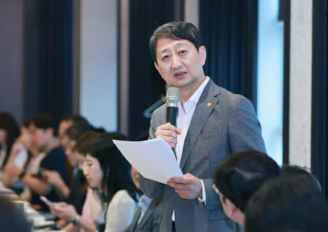 안덕근 산업통상자원부 장관이 간담회에서 내년도 예산안을 포함한 최근 이슈를 설명하고 있다.