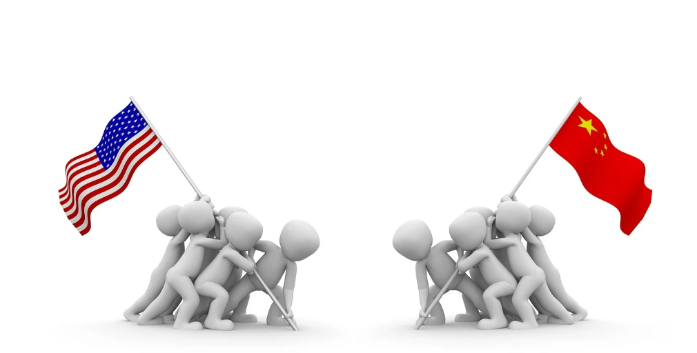 미국 국기와 중국 국기를 들고 마주 보고 서있는 흰색 사람 캐릭터들