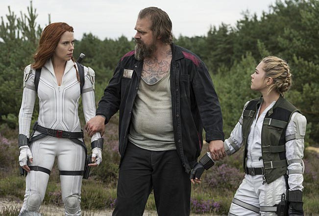 주인공 나타샤(스칼렛 요한슨)와 아버지 알렉세이(데이빗 하버) 그리고 여동생 옐레나(플로렌스 퓨)가 손을 잡고 서있다.