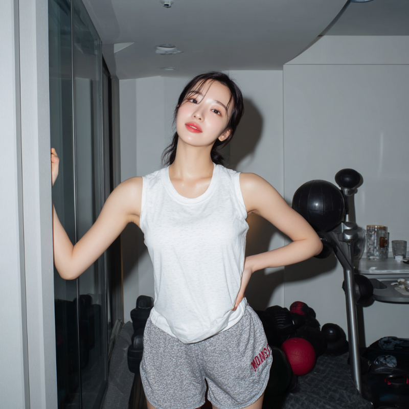 헬스장 없이 집에서 홈트레이닝 하는 젊은 한국 여성