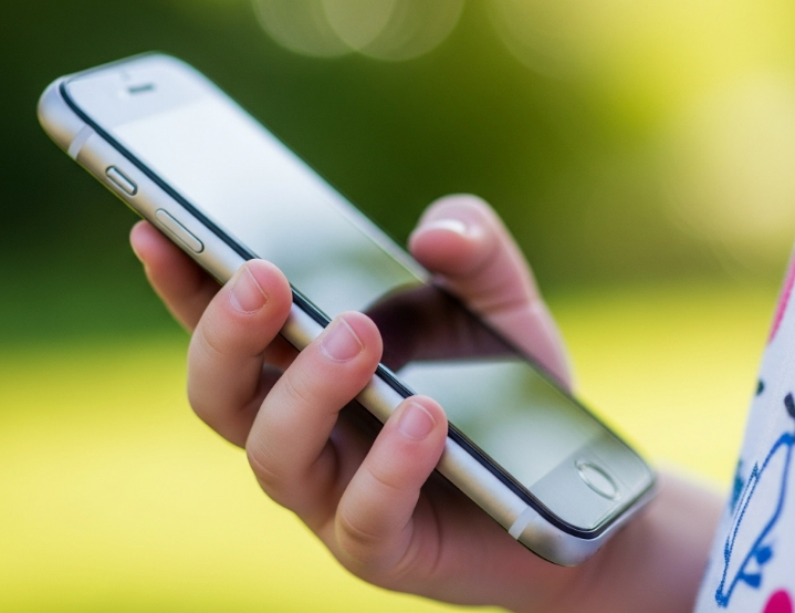 아이가 스마트폰을 들고 있는 이미지