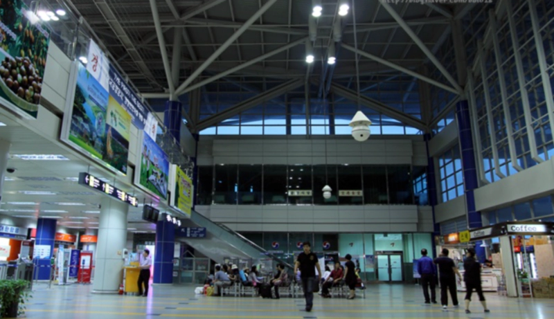 넓은 실내에 2층이 있고 한 가운데 많은 사람들이 다닌다.