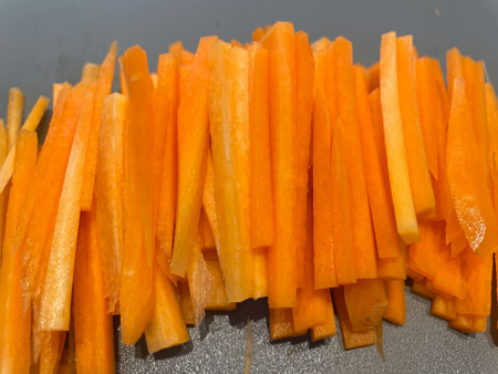 감자볶음 재료 - 채 썬 당근