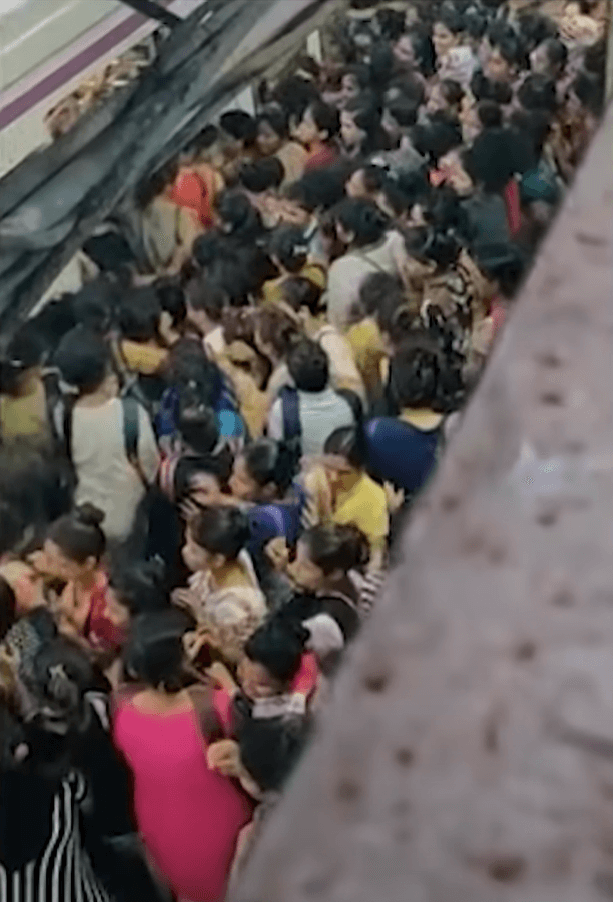 열차에 몰려드는 사람들2