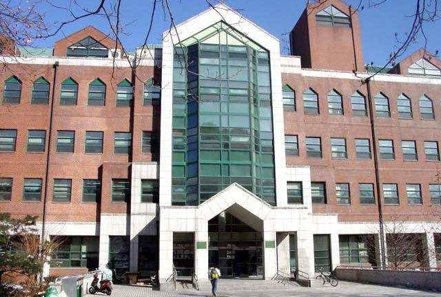 대학교내 어학당 건물 사진