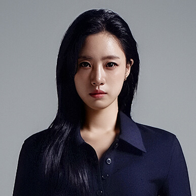 드라마 첫 번째 남자에서 1인 2역 중 오장미역의 함은정의 포스터입니다.