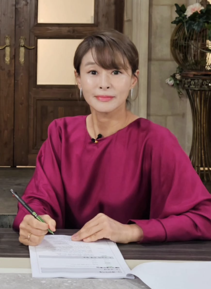 50세가 넘은 나이에도 꾸준한 자기관리로 건강한 외모를 유지하는 예지원의 모습