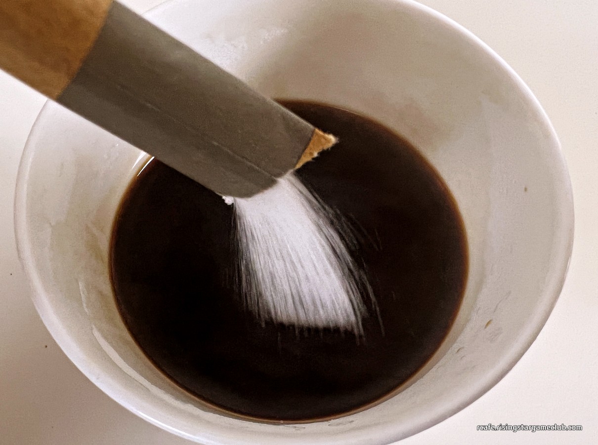 커피 리브레 유니콘(Coffee Libre Unicorn) 블렌드 커피에 설탕을 타는 사진