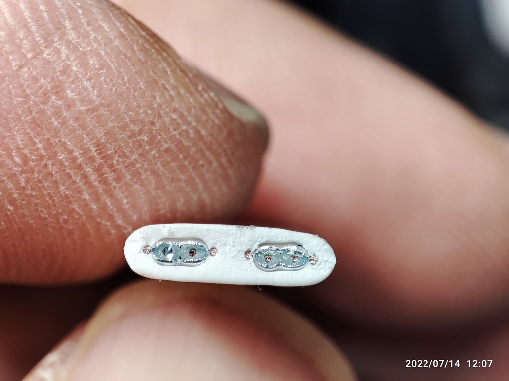 케이블 단면 사진 확대&amp;#44; 좌우 4개씩 총 8개의 구멍이 있습니다.