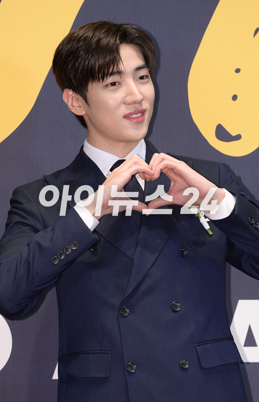 DKZ 재찬이 17일 오전 서울 중구 장충동 신라호텔 다이너스티홀에서 열린 &#39;2023 대한민국 퍼스트브랜드 대상&#39; 포토월 행사에 라이브스트리밍쇼DJ 수상자로 참석하고 있다. [사진=정소희 기자]