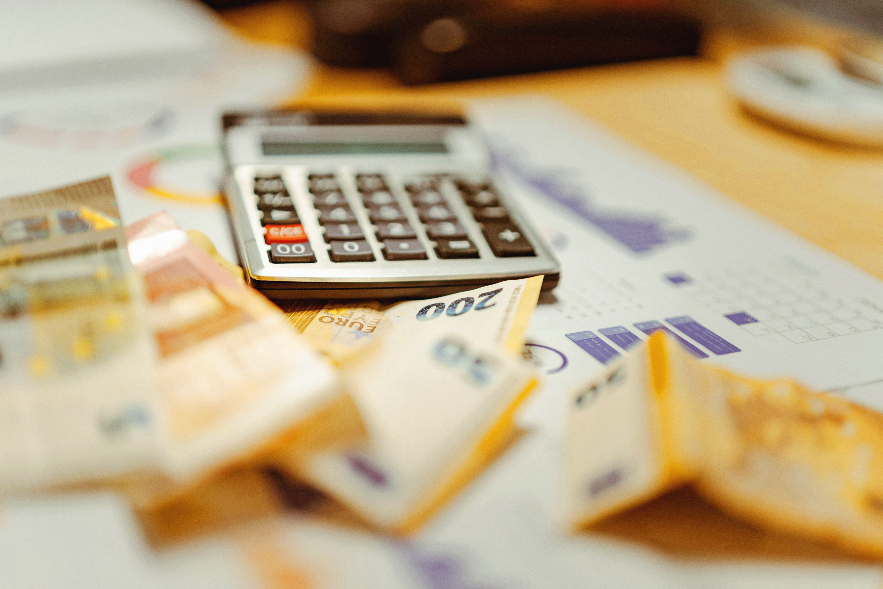 월급을 연상하게 하는 지폐와 계산기 이미지