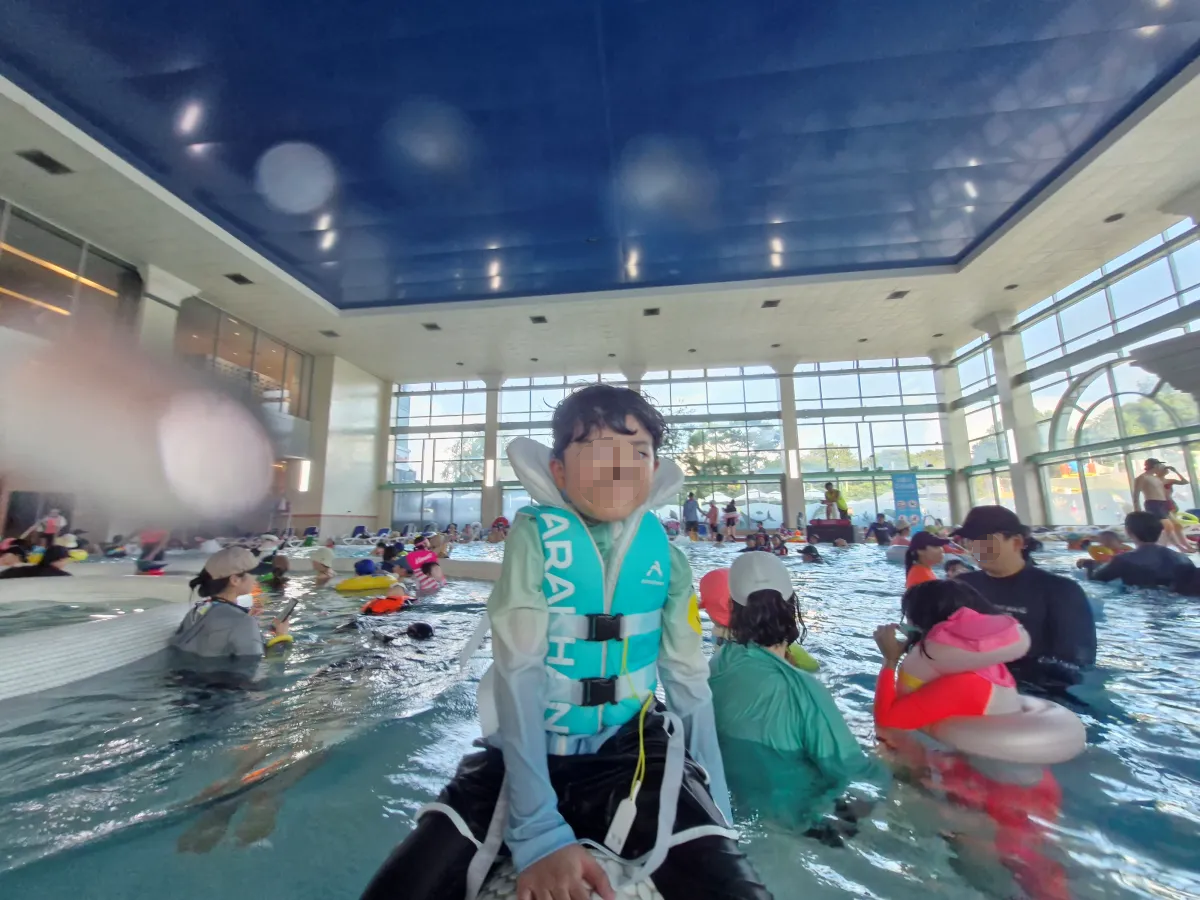 라운드로-되어있는-실내-유수풀