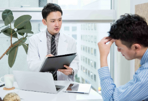 의사와 상담하는 환자