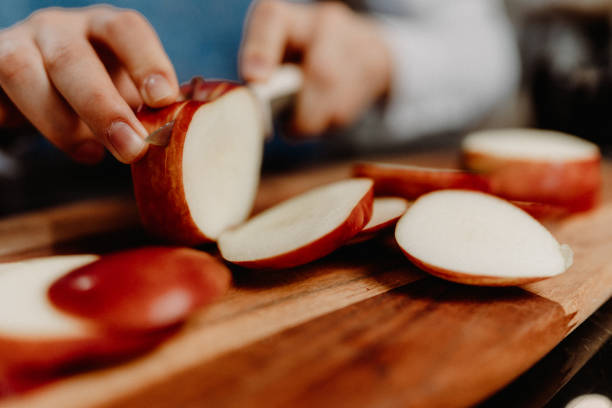 사과 자르는 사람