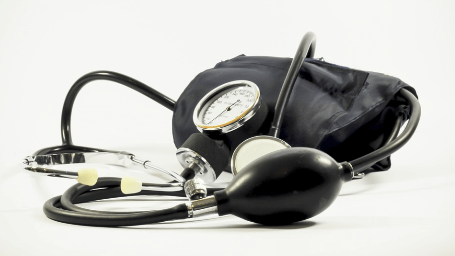 호두 효능은 고혈압에 도움이 된다 혈압계가 놓여 있다