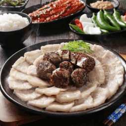 돼지고기수육이 아래 동그랗게 쌓이고 그위에 순대가 쌓인 이미지