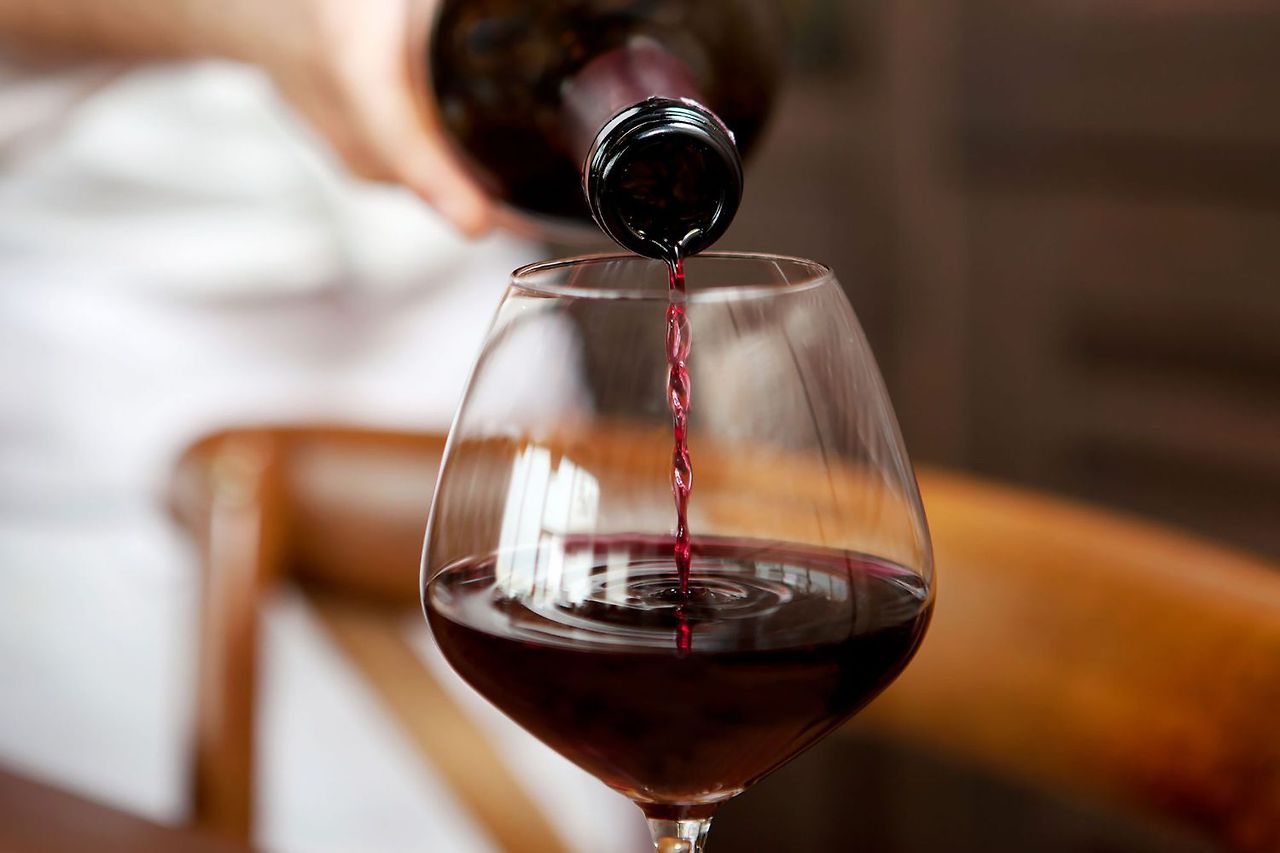 카베르네 프랑 와인을 와인잔에 따르는 사진