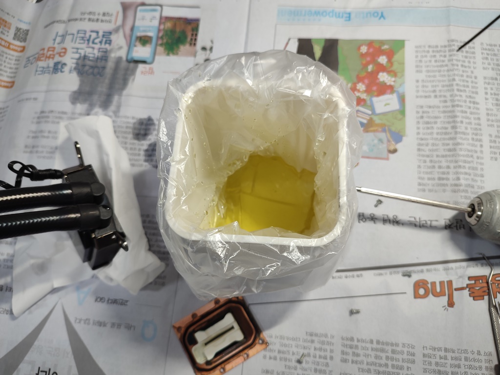 방열판에 남아있는 냉각수를 받아내고 있습니다.