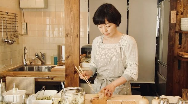 신선한 재료로 정성을 다해 음식을 준비하는 아키코